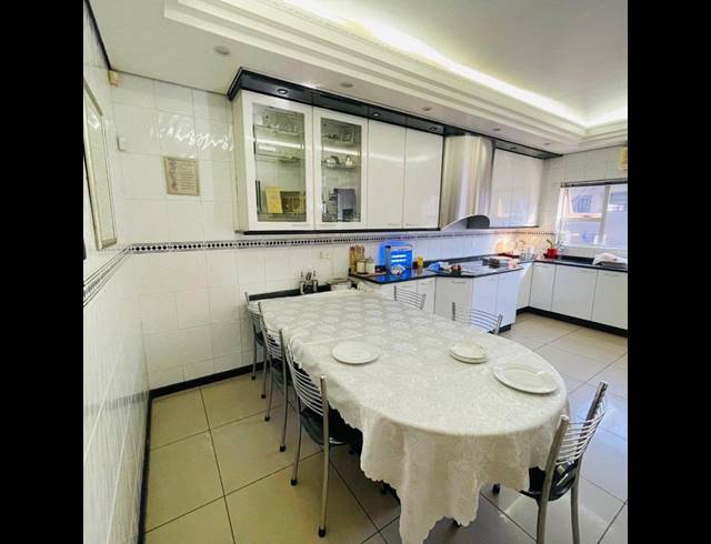 8 BEDROOM HOUSE FOR SALE IN LENASIA EXT 5